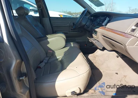 2001 Ford Crown Victoria Lx z USA, uszkodzony, nr VIN 2FAFP74W31X175980